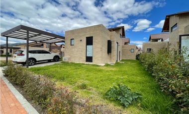 Vendo casa nueva esquinera de un nivel más altillo en Cajicá.