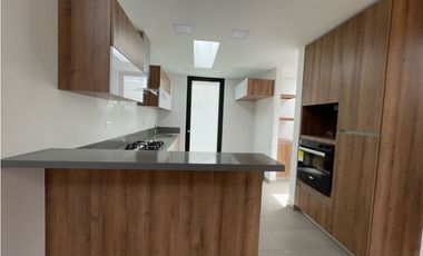 Vendo casa nueva esquinera de un nivel más altillo en Cajicá.