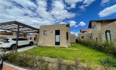 Vendo casa nueva esquinera de un nivel más altillo en Cajicá.