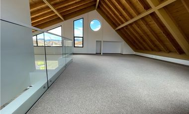 Vendo casa nueva esquinera de un nivel más altillo en Cajicá.