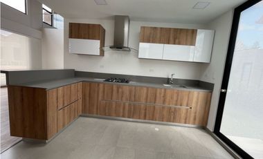 Vendo casa nueva esquinera de un nivel más altillo en Cajicá.