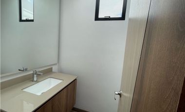 Vendo casa nueva esquinera de un nivel más altillo en Cajicá.