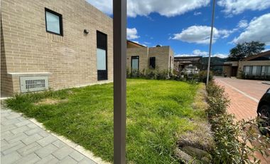 Vendo casa nueva esquinera de un nivel más altillo en Cajicá.