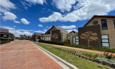 Vendo casa nueva esquinera de un nivel más altillo en Cajicá.