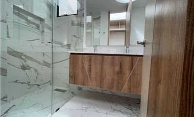 Vendo casa nueva esquinera de un nivel más altillo en Cajicá.