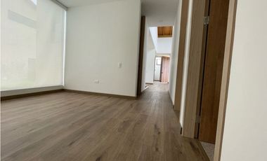 Vendo casa nueva esquinera de un nivel más altillo en Cajicá.