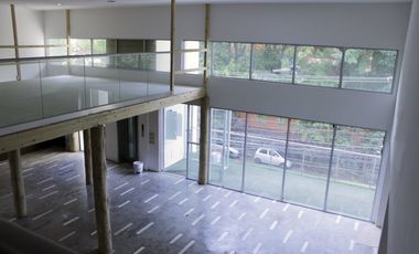 AMPLIO LOCAL CÉNTRICO 4 PISOS EN BELLAVISTA