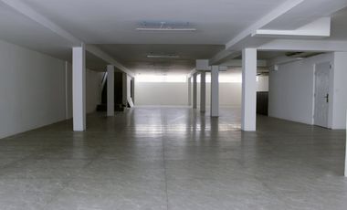 AMPLIO LOCAL CÉNTRICO 4 PISOS EN BELLAVISTA