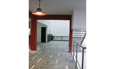 AMPLIO LOCAL CÉNTRICO 4 PISOS EN BELLAVISTA