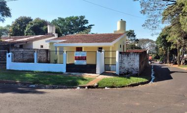CÓMODA CASA EN ALQUILER DE 2 DORMITORIOS EN ZONA AV. LAS HERAS Y BLAS PARERA. EN ESQUINA. OPORTUNIDAD.-