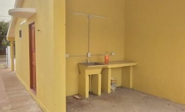 CÓMODA CASA EN ALQUILER DE 2 DORMITORIOS EN ZONA AV. LAS HERAS Y BLAS PARERA. EN ESQUINA. OPORTUNIDAD.-