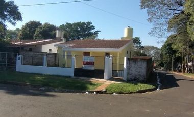 CÓMODA CASA EN ALQUILER DE 2 DORMITORIOS EN ZONA AV. LAS HERAS Y BLAS PARERA. EN ESQUINA. OPORTUNIDAD.-