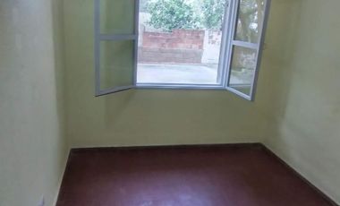 CÓMODA CASA EN ALQUILER DE 2 DORMITORIOS EN ZONA AV. LAS HERAS Y BLAS PARERA. EN ESQUINA. OPORTUNIDAD.-