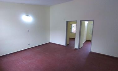 CÓMODA CASA EN ALQUILER DE 2 DORMITORIOS EN ZONA AV. LAS HERAS Y BLAS PARERA. EN ESQUINA. OPORTUNIDAD.-