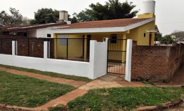 CÓMODA CASA EN ALQUILER DE 2 DORMITORIOS EN ZONA AV. LAS HERAS Y BLAS PARERA. EN ESQUINA. OPORTUNIDAD.-