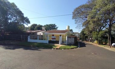 CÓMODA CASA EN ALQUILER DE 2 DORMITORIOS EN ZONA AV. LAS HERAS Y BLAS PARERA. EN ESQUINA. OPORTUNIDAD.-