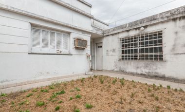 OPORTUNIDAD Casa en venta a reciclar, amplio lote