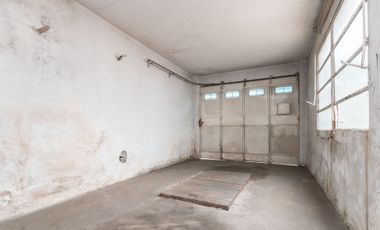 OPORTUNIDAD Casa en venta a reciclar, amplio lote