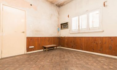 OPORTUNIDAD Casa en venta a reciclar, amplio lote