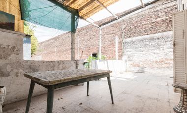 OPORTUNIDAD Casa en venta a reciclar, amplio lote