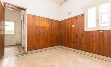 OPORTUNIDAD Casa en venta a reciclar, amplio lote
