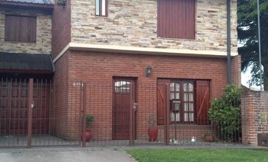 Chalet 4 amb 150m2 cub. Parque y quincho. Los Pinares.