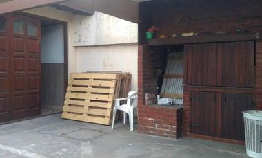 Chalet 4 amb 150m2 cub. Parque y quincho. Los Pinares.