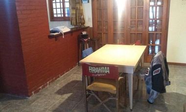 Chalet 4 amb 150m2 cub. Parque y quincho. Los Pinares.