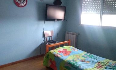 Chalet 4 amb 150m2 cub. Parque y quincho. Los Pinares.