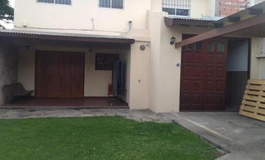 Chalet 4 amb 150m2 cub. Parque y quincho. Los Pinares.