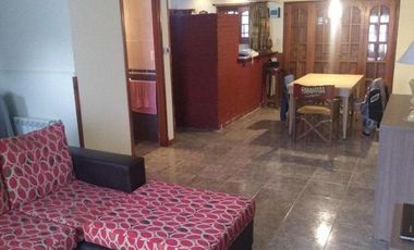 Chalet 4 amb 150m2 cub. Parque y quincho. Los Pinares.