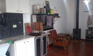 Chalet 4 amb 150m2 cub. Parque y quincho. Los Pinares.