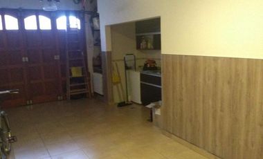Chalet 4 amb 150m2 cub. Parque y quincho. Los Pinares.