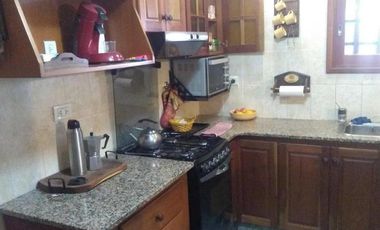 Chalet 4 amb 150m2 cub. Parque y quincho. Los Pinares.