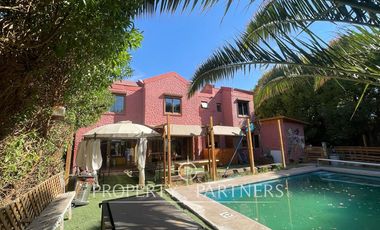 Se vende hermosa casa de 223 m2 construidos, emplazada en gran terreno.