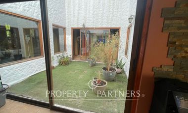 Se vende hermosa casa de 223 m2 construidos, emplazada en gran terreno.