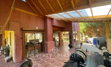 Se vende hermosa casa de 223 m2 construidos, emplazada en gran terreno.