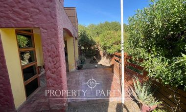 Se vende hermosa casa de 223 m2 construidos, emplazada en gran terreno.