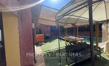 Se vende hermosa casa de 223 m2 construidos, emplazada en gran terreno.