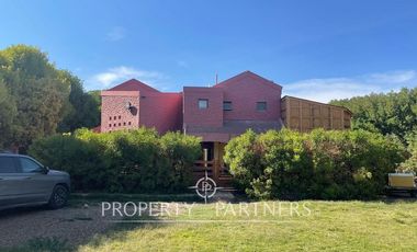 Se vende hermosa casa de 223 m2 construidos, emplazada en gran terreno.