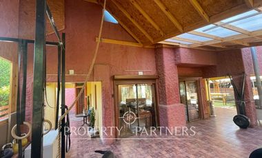 Se vende hermosa casa de 223 m2 construidos, emplazada en gran terreno.