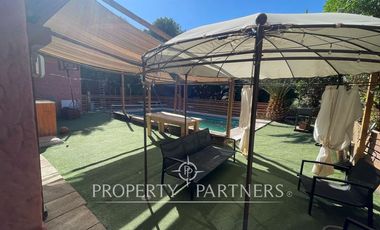 Se vende hermosa casa de 223 m2 construidos, emplazada en gran terreno.