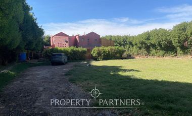 Se vende hermosa casa de 223 m2 construidos, emplazada en gran terreno.