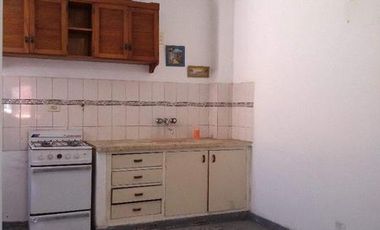 Venta en block 3 PH de 2 amb. Uno de ellos con cochera. Pompeya.