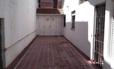 Venta en block 3 PH de 2 amb. Uno de ellos con cochera. Pompeya.
