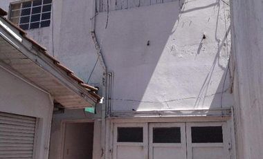 Venta en block 3 PH de 2 amb. Uno de ellos con cochera. Pompeya.