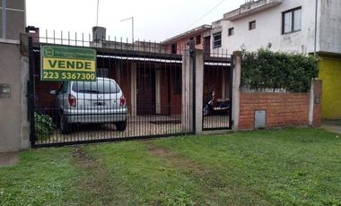 Casa de 3 amb. Entrada de auto y patio. Lopez de Gomara y Carballo.