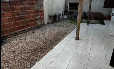 Casa de 3 amb. Entrada de auto y patio. Lopez de Gomara y Carballo.