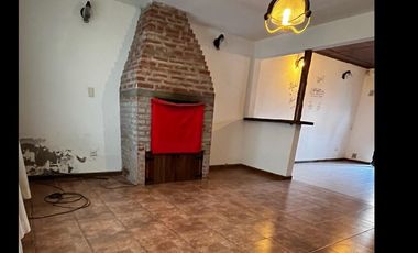 Casa de 3 amb. Entrada de auto y patio. Lopez de Gomara y Carballo.