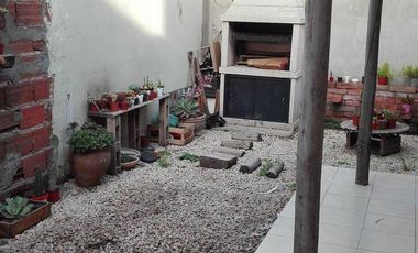 Casa de 3 amb. Entrada de auto y patio. Lopez de Gomara y Carballo.